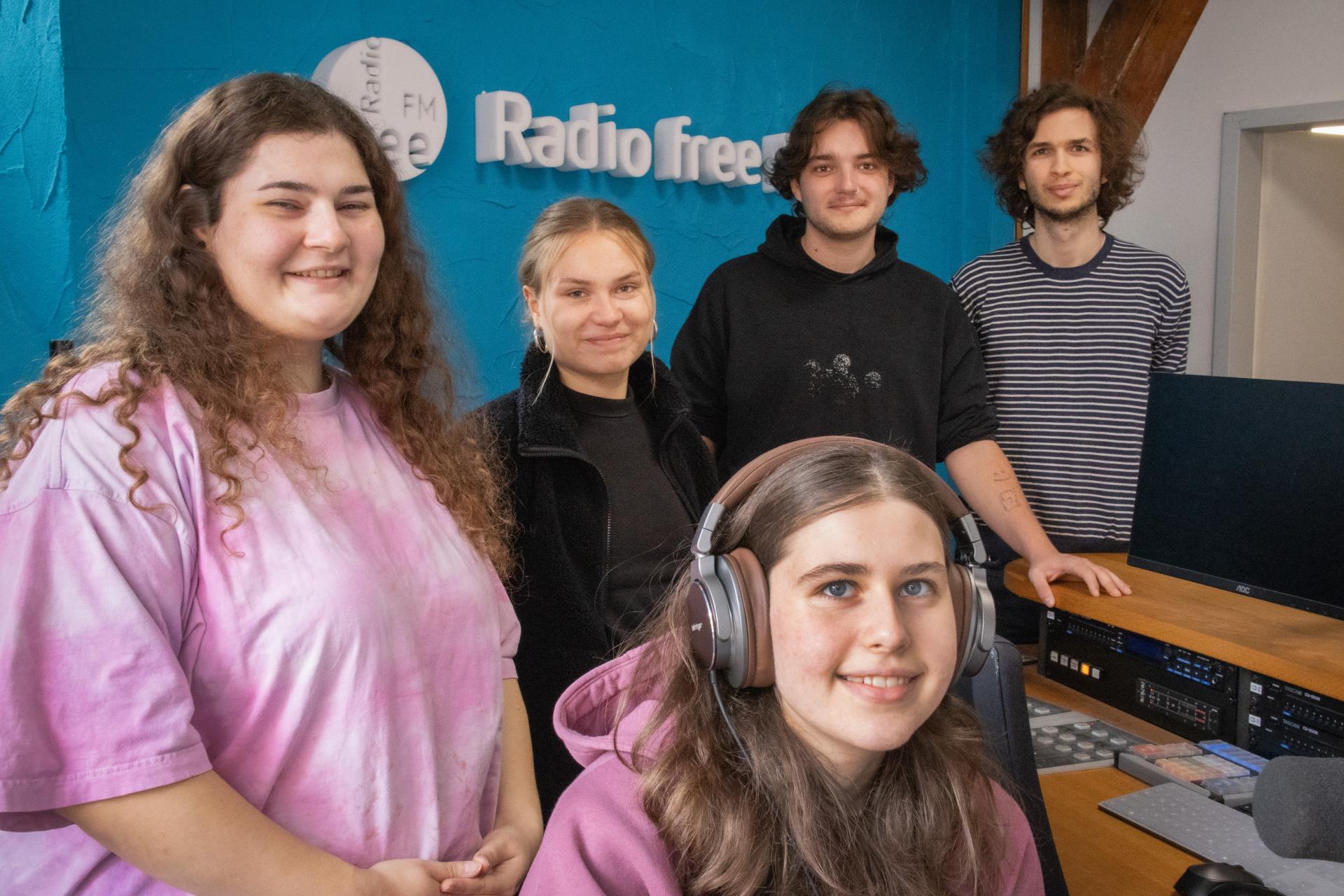 Praktikantinnen und Praktikanten im Studio