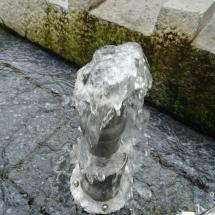 ein Brunnen mit sprudelndem Wasser