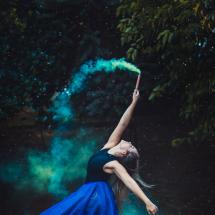 Tanzende Frau in Blau