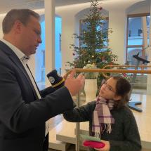 Martin Ansbacher und eine Schülerin der Martin Schaffner Grundschule