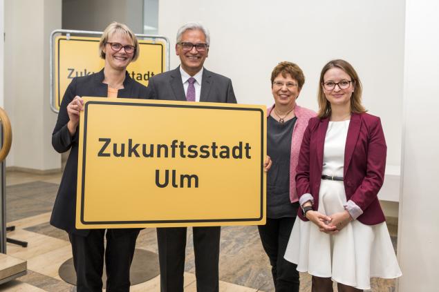 v.l.: Anja Karliczek, Gunter Czisch, Sabine Meigel, Ronja Kemmer. ©Stadt Ulm