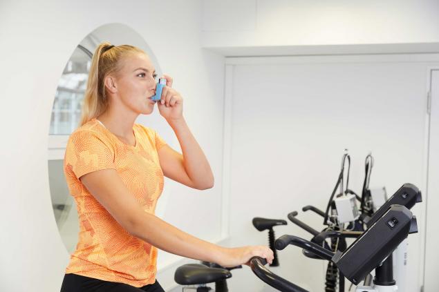 Wenn Spitzensportler Asthmaspray einnehmen, steigern sie dann möglicherweise ihre Leistung? Antworten auf diese Frage soll die neue Studie der Uniklinik Ulm liefern. Fotoquelle: Universitätsklinikum Ulm/Matthias Schmiedel