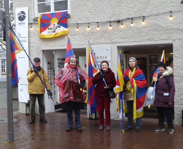 Mitglieder der Tibet Initiative am Tibet-Flaggentag